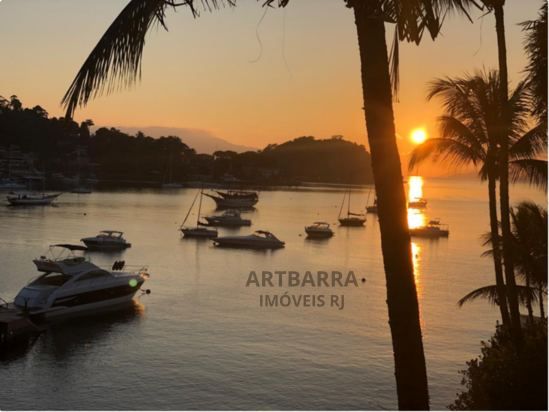 Nascer do sol na baía com barcos ancorados e coqueiros em silhueta