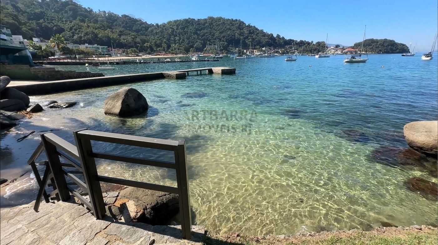 Água cristalina da praia privativa entre as pedras
