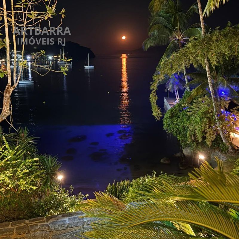 Lua refletida na baía à noite