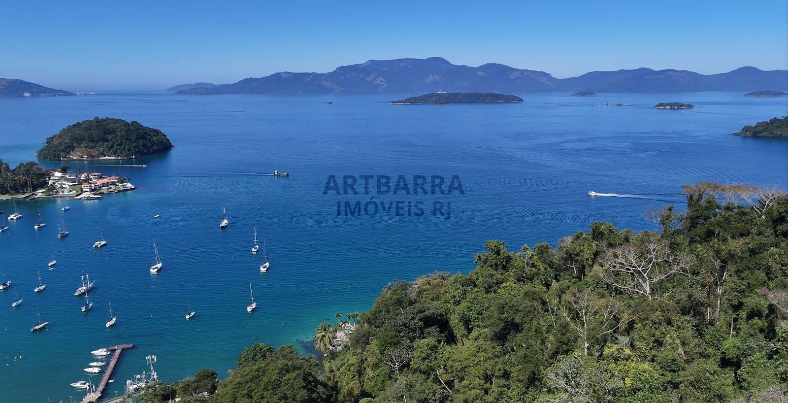 Vista aérea de drone da baía da Ilha Grande, com barcos ancorados e mata ao redor