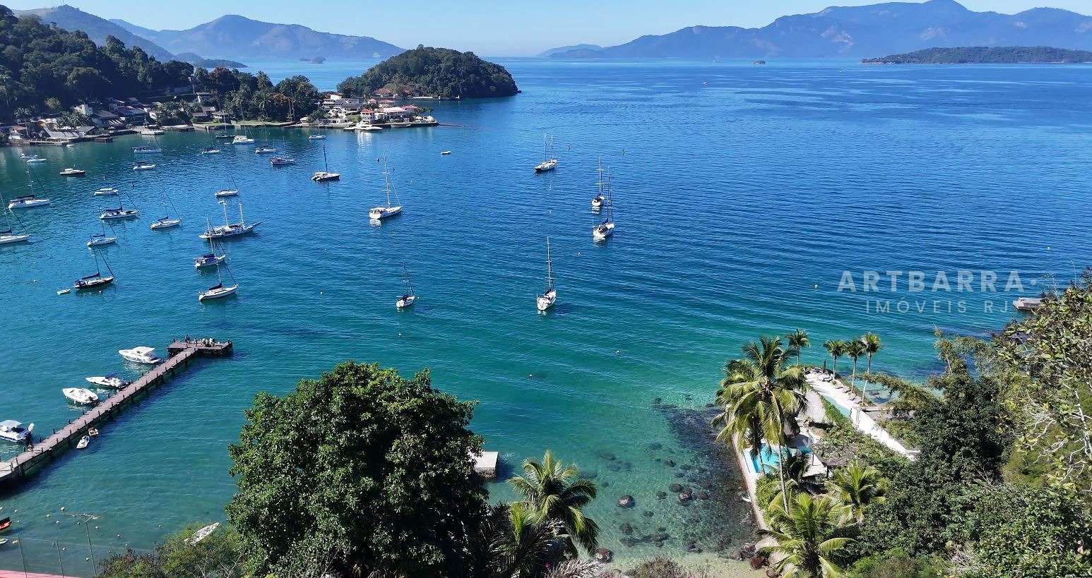 Vista aérea de drone do cais, da baía e da praia privativa da propriedade