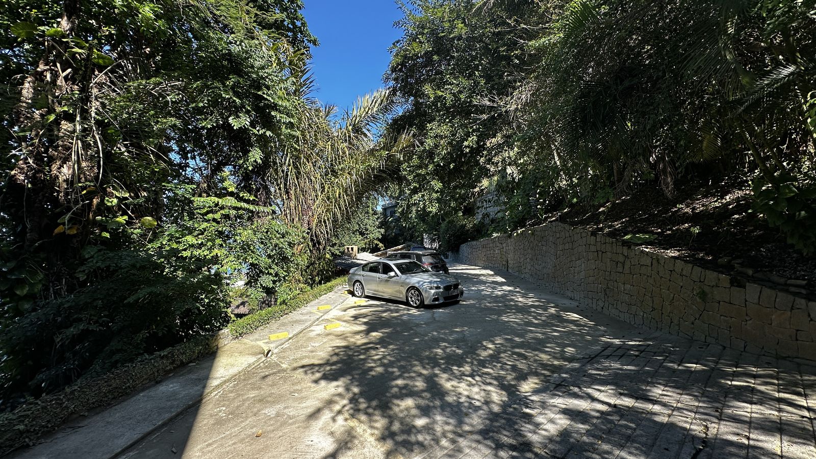 Área de estacionamento interno arborizada