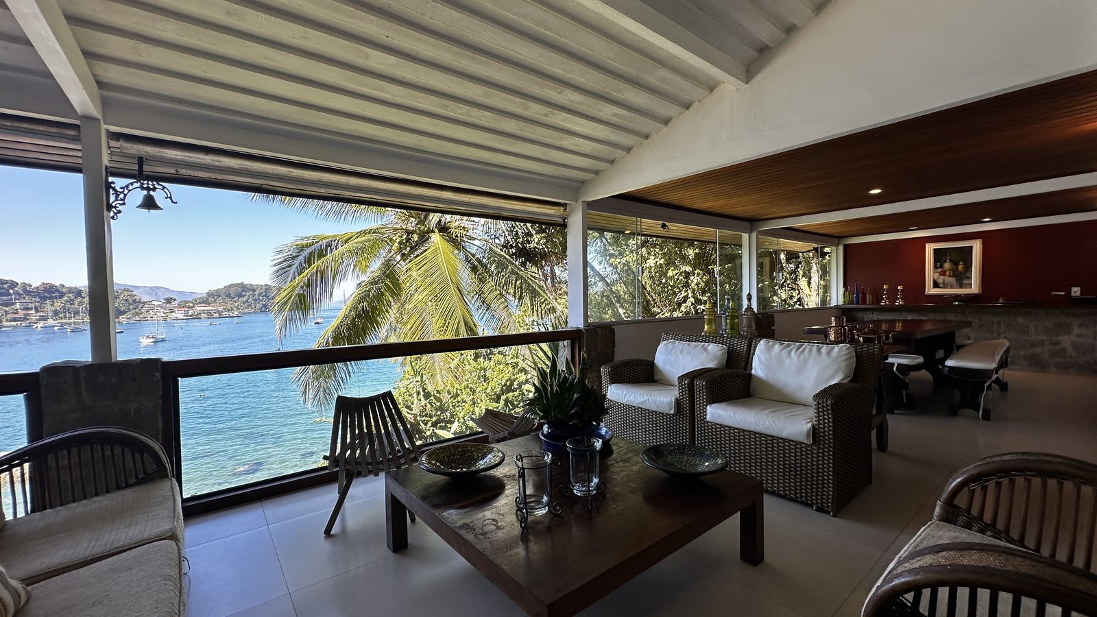 Varanda integrada com bar e vista panorâmica para o mar